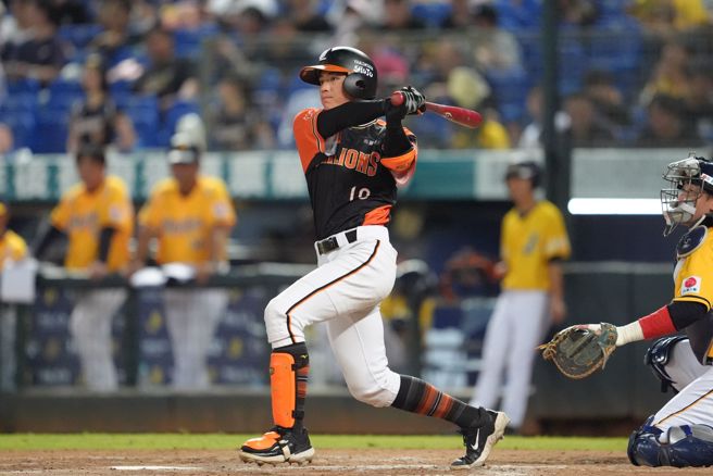 統一獅許哲晏8局上敲出適時二壘安打。（統一獅提供）