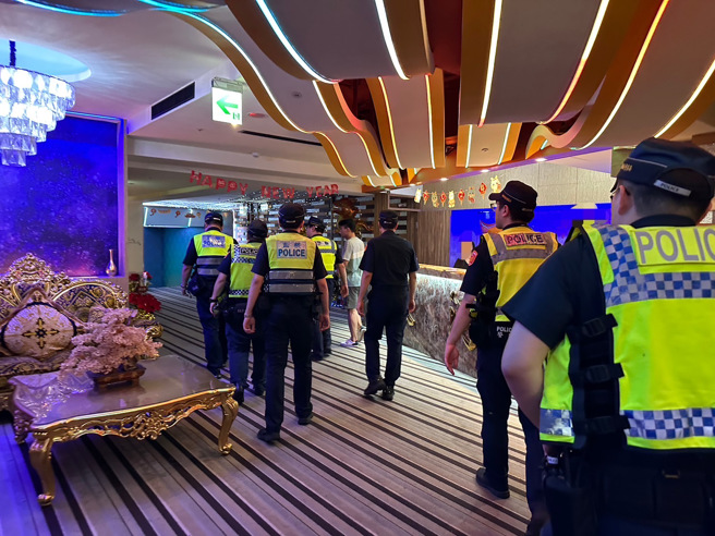 三重警分局於本(27)日晚間9時調度大量警力針對轄內幫派經常出入、易滋事聚集及營生處所，主動出擊強勢掃蕩，澈底剷除不法，先發制人，展現警方對轄區治安嫻熟掌握。（圖／警方提供）