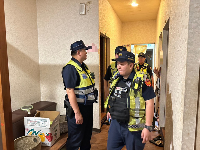 三重警分局於本(27)日晚間9時調度大量警力針對轄內幫派經常出入、易滋事聚集及營生處所，主動出擊強勢掃蕩，澈底剷除不法，先發制人，展現警方對轄區治安嫻熟掌握。（圖／警方提供）