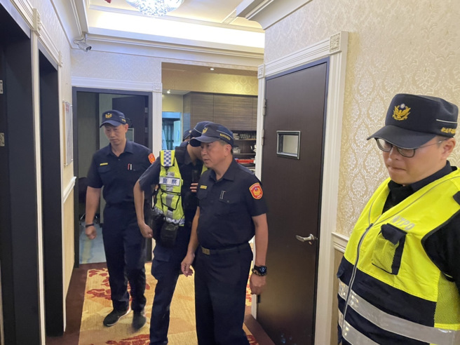 三重警分局於本(27)日晚間9時調度大量警力針對轄內幫派經常出入、易滋事聚集及營生處所，主動出擊強勢掃蕩，澈底剷除不法，先發制人，展現警方對轄區治安嫻熟掌握。（圖／警方提供）