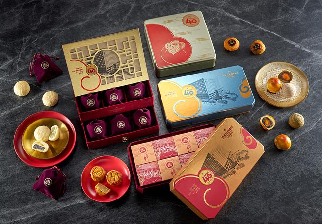 台北福华大饭店推出「享月‧蕴藏 福华四十」的中秋月饼礼盒，全系列有四款选择。（台北福华大饭店提供）