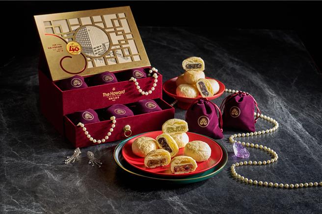 江南春的苏式月饼「桂月礼盒」以双层红丝绒珠宝盒设计，高雅别致的造型是送礼首选。（台北福华大饭店提供）