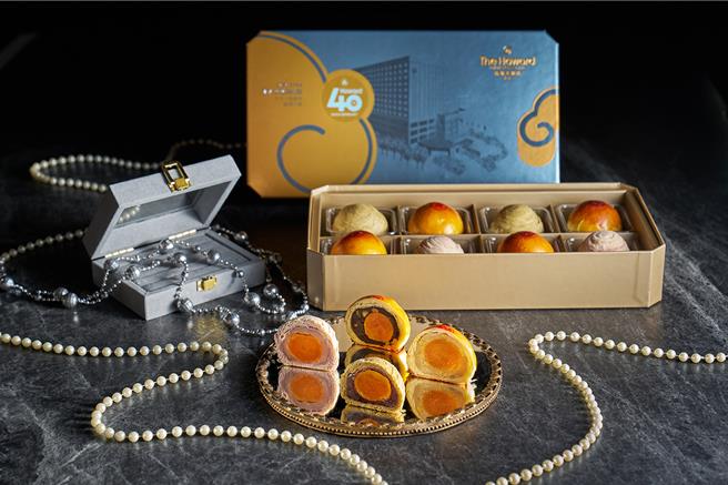 点心坊的蛋黄酥「橙月礼盒」除了讨喜的马卡龙色千层酥皮，今年新加入「红乌龙相思豆」和「紫薯香芋」口味。（粘耿豪摄）