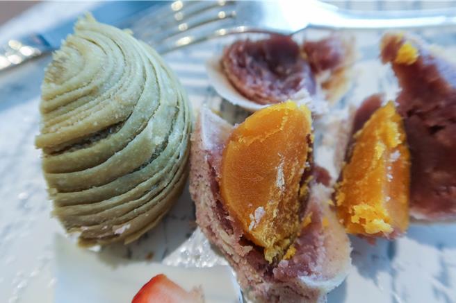 点心坊的蛋黄酥「橙月礼盒」今年新加入「红乌龙相思豆」和「紫薯香芋」口味，芋泥来自于大甲的芋头，咸蛋黄则将红土鸡蛋以三种酒类腌渍去腥。（粘耿豪摄）