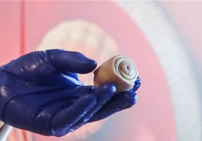 点心坊的蛋黄酥「橙月礼盒」有着马卡龙色千层酥皮，日前发表会上，主厨示范如何做千层酥皮。（粘耿豪摄）