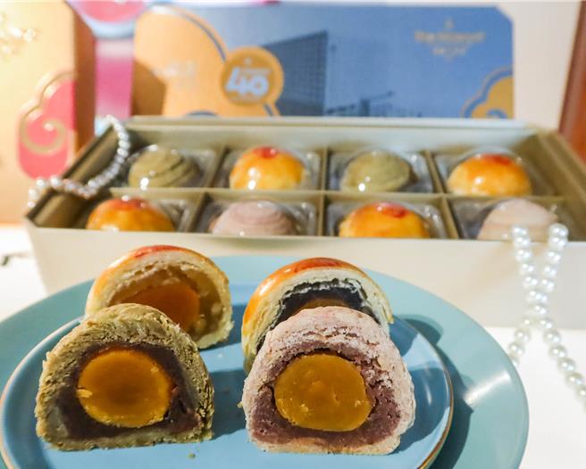点心坊的蛋黄酥「橙月礼盒」除了讨喜的马卡龙色千层酥皮，今年新加入「红乌龙相思豆」和「紫薯香芋」口味。（粘耿豪摄）