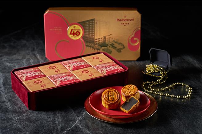 珍珠坊今年特别在四十周年纪念的广式月饼「映月礼盒」加入手绘餐厅剪影设计。（台北福华大饭店提供）