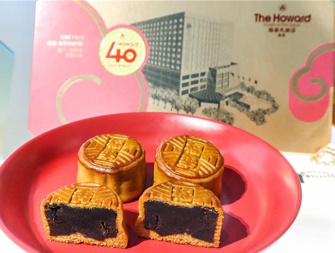 珍珠坊的广式月饼共有四种口味，2024年推出新的椒麻口味。（粘耿豪摄）