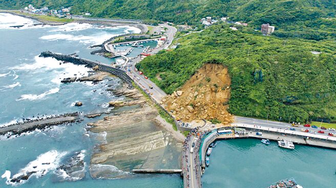 4月花蓮強震造成的山崩讓人看的怵目驚心，同樣的場景，6月又再重演了一次，地點北移到了基隆。圖／本報資料照片