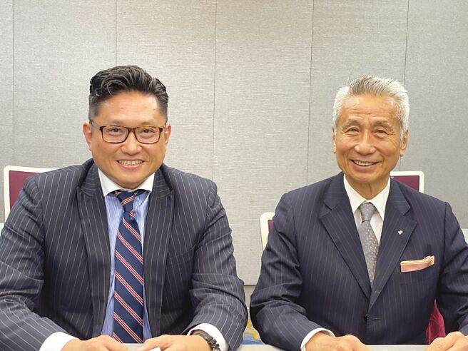 三圓建設創辦人及大股東王光祥（右）、三圓建設董事長王雅麟（左），26日在股東會後指出，「台北之星」有機會在8月完成產權總登記，之後可望進入交屋程序。圖／蔡惠芳