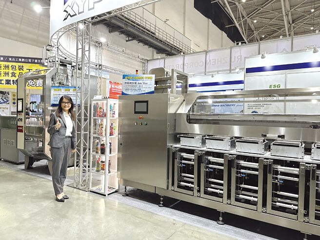 包材設備大廠旭源上櫃後，26日首度參加貿協主辦台北國際食品設備展，展出符合歐洲節電、省人力及生產效率高的智能全自動供料系統，以及高效節能套標機等產品。旭源總經理莊奕彤表示，已有國外買主感興趣，計畫在展期議價。圖／沈美幸