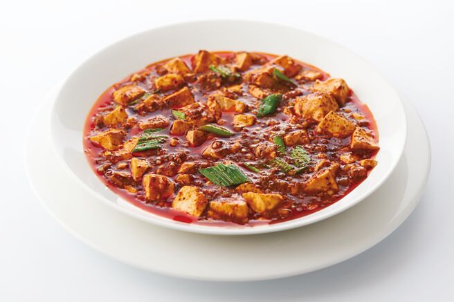 以陈主厨的姓氏「陈」命名的陈麻婆豆腐，其灵魂来自发酵至少三年的豆瓣酱、花椒和乾辣椒粉，还有秘制的辣椒油和甜麵酱，为豆腐柔嫩丝滑的口感，交织出辣、麻、甜、咸的丰富层次。图／台北远东香格里拉提供