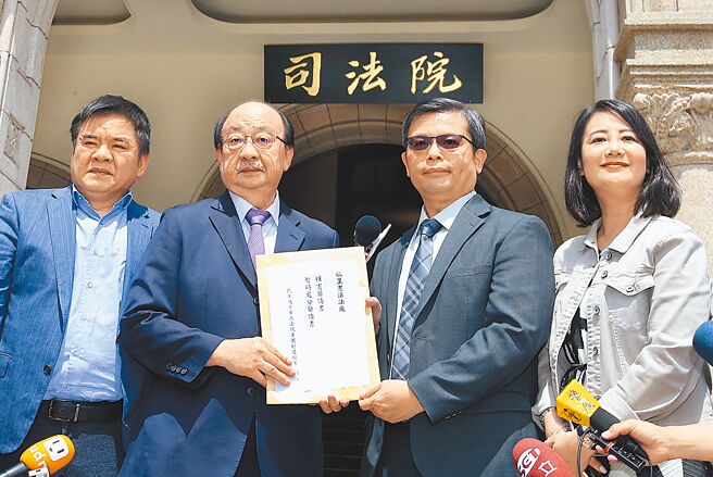 民进党团总召柯建铭（左二）26日率干事长吴思瑶（右一）及及书记长庄瑞雄（左一）前往司法院递送释宪声请书，宪法法庭书记厅长杨皓清（右二）代表司法院收下。（范扬光摄）