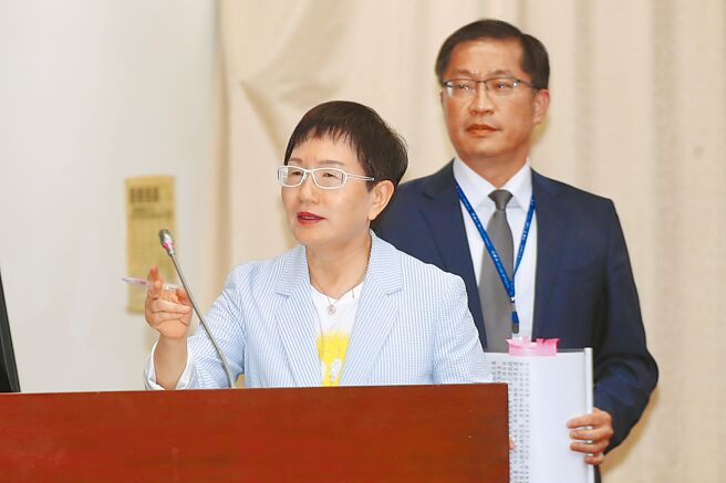 针对新青安衍生乱象，财政部长庄翠云（左）26日在立法院表示，新青安的立意是帮助年轻人购屋。（黄世麒摄）
