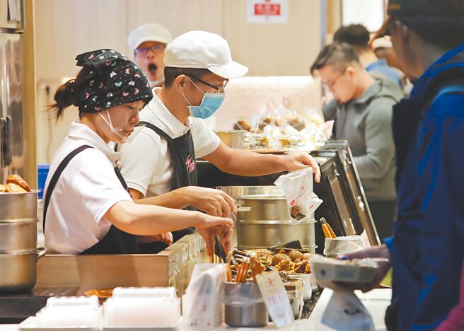 劳动部官员转述报告内容，称近5年基本工资调整有益于调高经常性薪资，对失业率及消费者物价指数影响则是微乎其微。图为民眾购买食品。（本报资料照片）