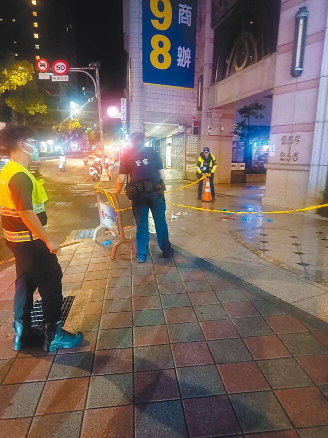 32歲余姓男子積欠180萬賭債未還，遭囚禁痛毆。余男25日晚間逃跑時不幸墜樓身亡，還壓傷一名女性路人，警方於現場蒐證。（中和警分局提供／高鈞麟新北傳真）