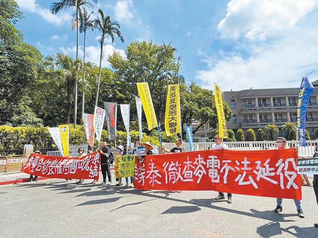 台灣健康空氣行動聯盟等14個民團26日於行政院大門前，高喊「麥電合約喪權辱國立院凍結」、「卓榮泰徹查麥電不法延役」，要求行政院長卓榮泰徹查麥寮電廠延役案。（蔡雯如攝）