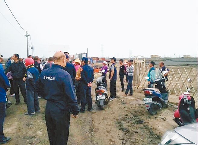 麥寮鄉民2020年2月間在後安村抗議風機設立，圖中光頭背影者是前麥寮鄉長蔡長昆。（雲林地檢署提供／周麗蘭雲林傳真）