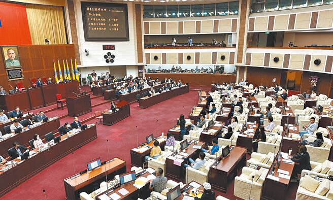 台北市第一果菜及鱼类批发市场改建工程决算案26日送议会临时会审查，经蓝绿两党讨论后，维持「改建工程应以满足批发市场为主」，并要求北市产发局在2个月内研议不继续施作6至8楼的可行性。（丁上程摄）