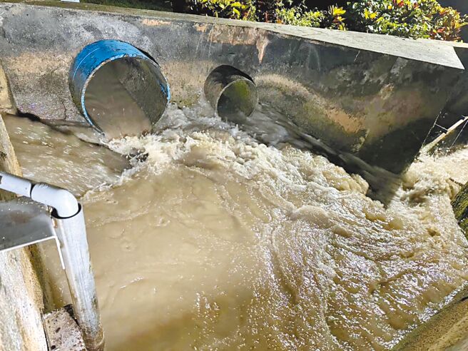 最近有花蓮民眾發現水壓不足、自來水出現混濁，原來是因為娑婆礑淨水場進水濁度過高，台灣自來水公司降壓供水，有2萬多戶受影響。（台灣自來水公司提供／王志偉花蓮傳真）