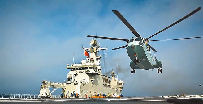 图为共军广西舰执行海上直升机落舰科目演习。（摘自中国军网）