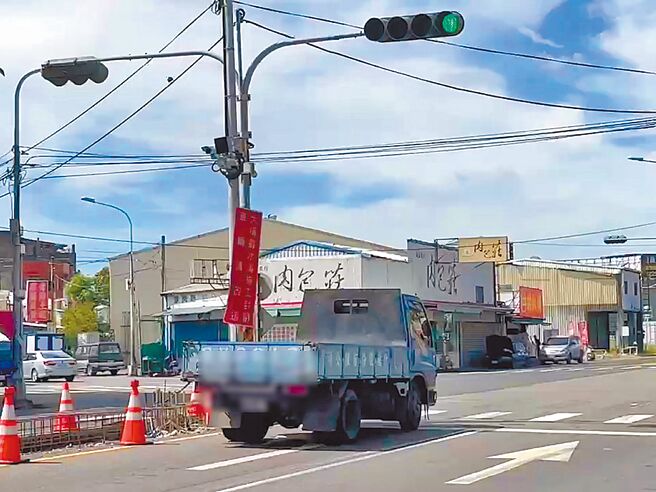 彰化市彰水路、线东路口号志採4灯式多时向设计，车辆面对圆形绿灯亮起时，可以直行及左转、右转通过路口，但实际上许多车辆看到圆形绿灯亮时，仍是暂停在车道。（孙英哲摄）