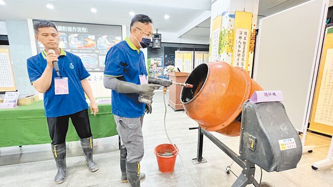 台南市政府推廣稻種披覆鐵粉直播技術，26日搬來大型機械到新營民治市政中心示範。（張毓翎攝）