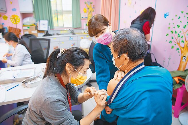 近來確診新冠肺炎者增加，疫情上升，嘉市府籲請民眾接種疫苗。圖為民眾接種疫苗示意圖。（嘉市府提供／廖素慧嘉市傳真）