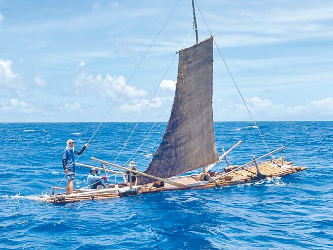 阿美族傳統竹筏帆船「Torik Sanayasay號」日前成功跨越黑潮完成首航。（海委會提供／林瑞益高雄傳真）