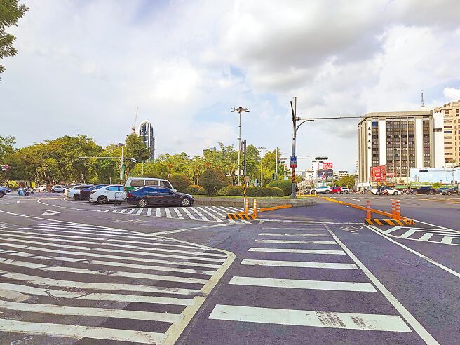 位於高雄市區中華五福圓環歷經改造，已開放機車、行人與自行車直行，路權團體建議將外環停車空間設置人行道實體阻隔，降低進出停車場車速，加強安全性。（任義宇攝）