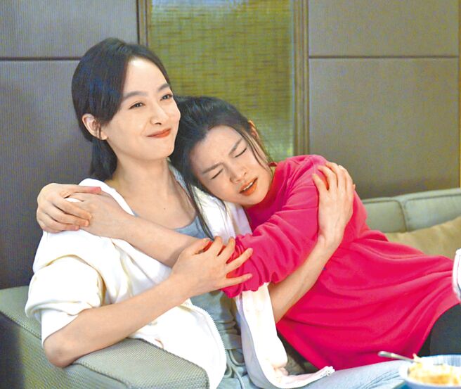 宋茜（左）和陳妍希戲裡是閨蜜，相互扶持走過生活難關。（中天娛樂台提供）