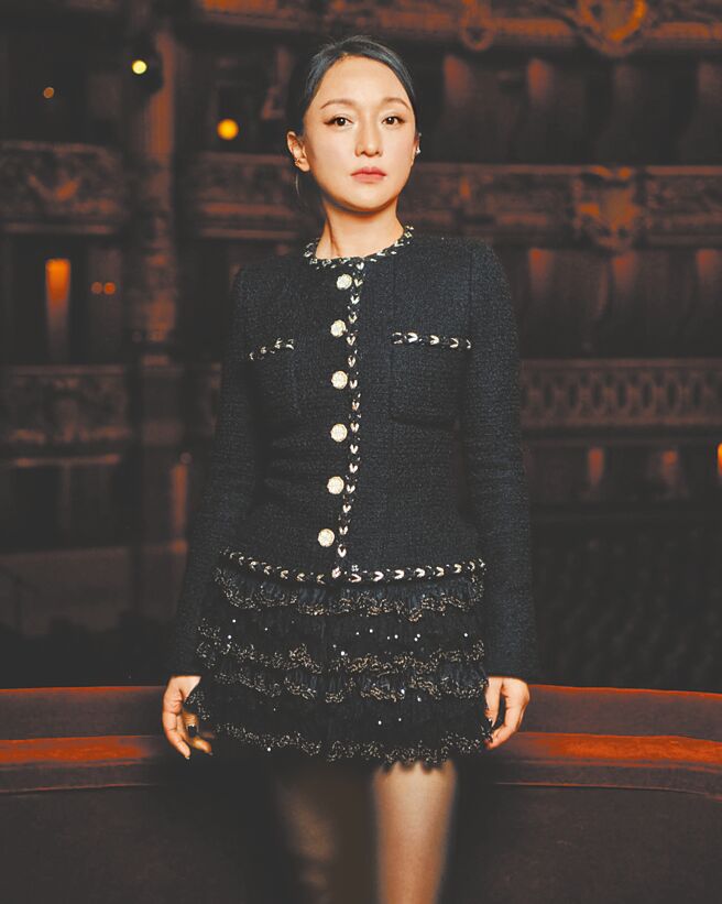 周迅以CHANEL最為經典的斜紋軟呢作品觀秀，花卉刺繡讓她渾身充滿CHANEL DNA。（CHANEL提供）