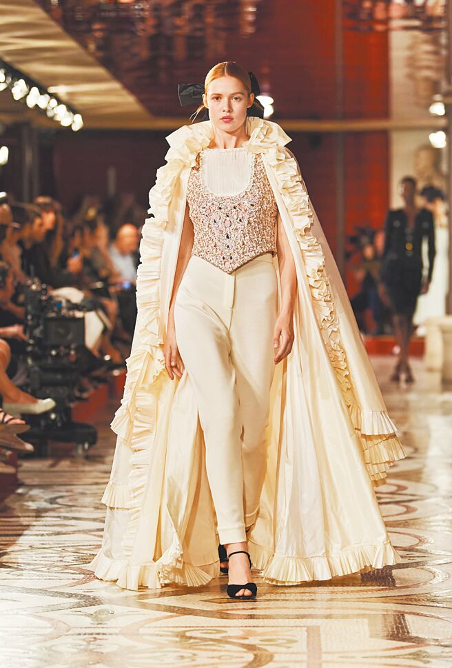 華麗與刺繡風格兼備的皇室風格，在這次高訂作品中也不缺席。（CHANEL提供）