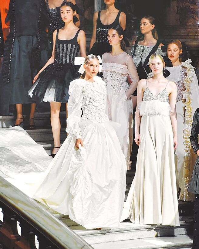 結合各種舞蹈靈感而來的高訂作品，很有CHANEL以往的設計風格。（CHANEL提供）