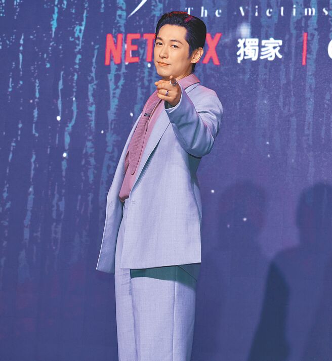 日本男星藤岡靛時尚品味不凡，佩戴FRED珠寶時以戒指取代領帶夾繫領巾，充滿創意、別具巧思。（陳俊吉攝、FRED提供）