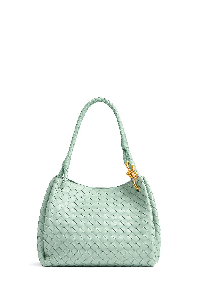 Bottega Veneta Parachute鼠尾草色編織皮革肩背包，18萬8600元。（Bottega Veneta提供）