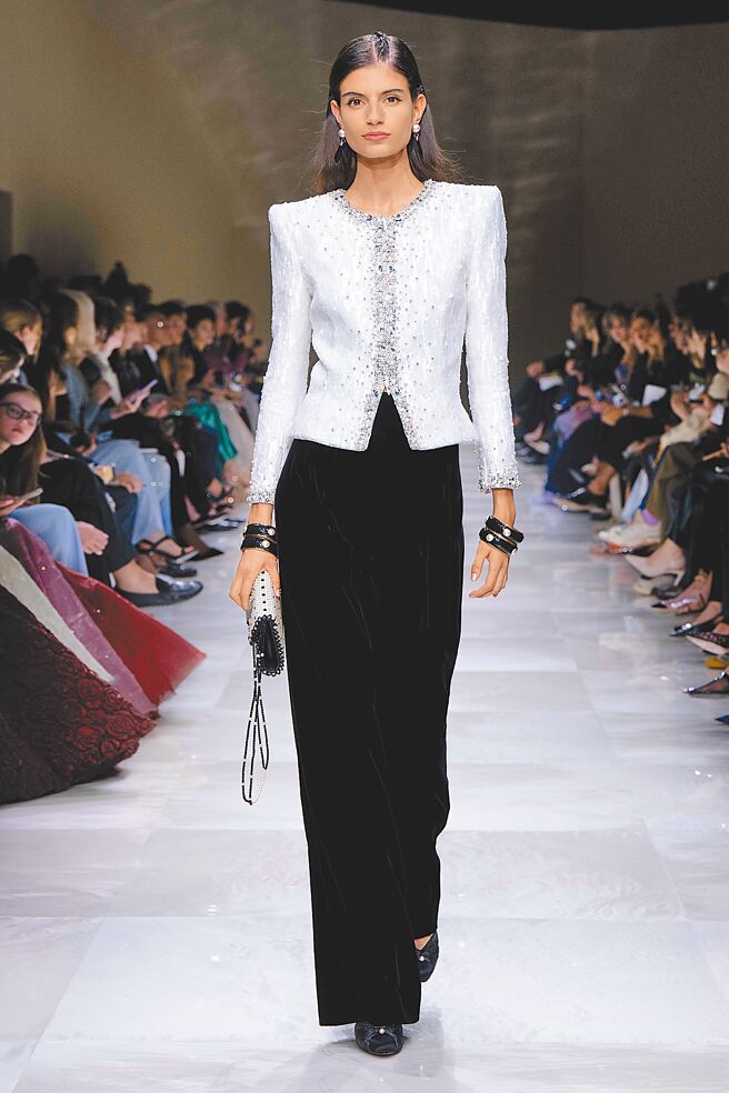 此季靈感從月光、珍珠中找到不少靈感。（Giorgio Armani提供）