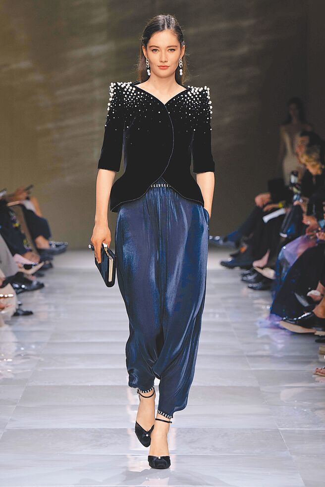 肩部線條強勢卻帶有明月般的柔和線條，是本季最大特徵。（Giorgio Armani提供）