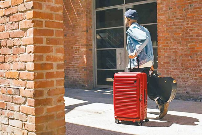 SOGO復兴馆LOJEL NEW CUBO FIT升级版扩充拉杆箱29.5吋，原价1万3800元，特价1万3000元。（SOGO提供）