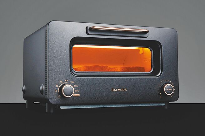 日本精品家電品牌BALMUDA的The Toaster蒸氣烤麵包機推出全新專業版（見圖），新增炙燒模式功能，在家輕鬆享受餐廳級的美食饗宴。全新BALMUDA The Toaster Pro蒸氣烤麵包機專業版售價1萬2990元，7月1日至7月15日於全台限定通路開放預購，活動期間享預購優惠價9990元，8月5日前於BALMUDA台灣官網登錄購買憑證再贈好禮。（BALMUDA提供）
