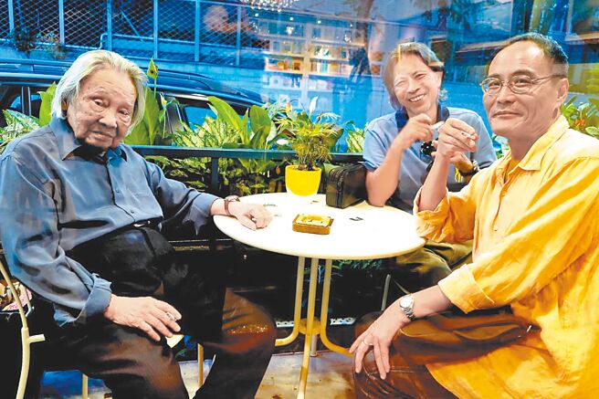 鍾肇政（左）與林文義（右）合影。（林文義提供）