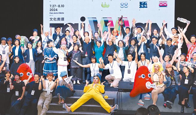 副總統蕭美琴及中華奧會副主席暨2024巴黎奧運總領隊張煥禎、文化部長李遠26日出席「台灣文化前進巴黎奧運」記者會，與表演團體合影。（陳俊吉攝）