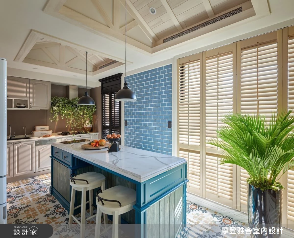 西班牙鄉村風採同色系花磚與鐵道磚彰顯明度與彩度，帶有IH爐與收納的複合式吧台設置在廚房中心，打造風格與機能內外兼備的餐廚空間。 (圖/設計家searchome)