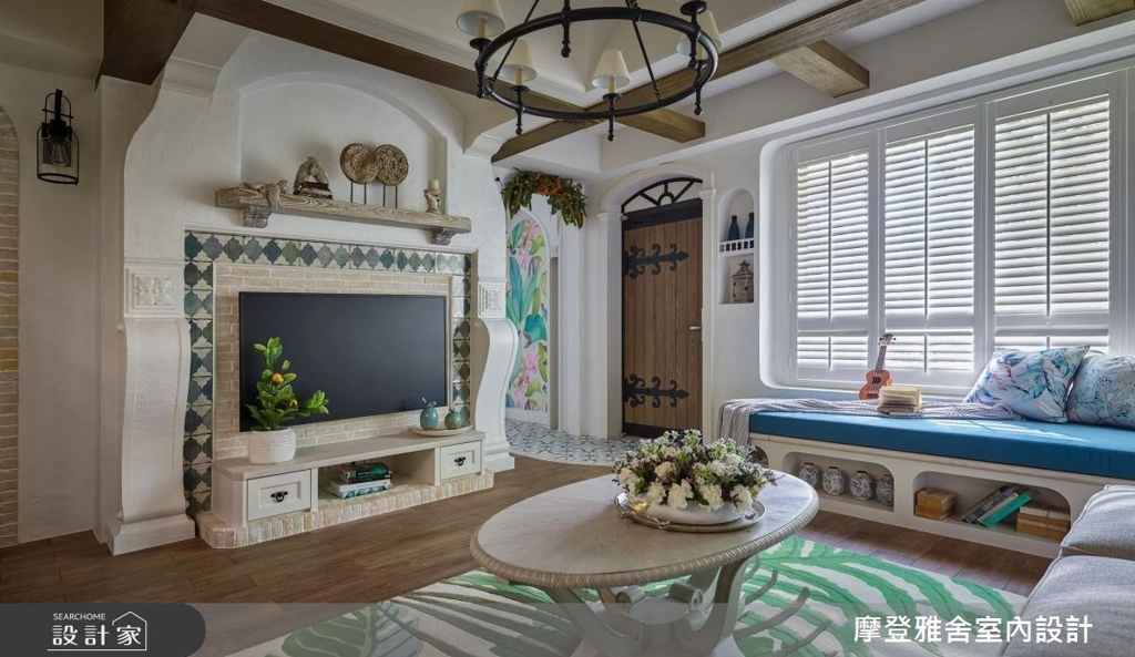 設計師將地中海沿岸的雲牆元素注入公領域，更將大量收納機能體現在電視假牆及臥榻，美觀與實用皆到位。 (圖/設計家searchome)