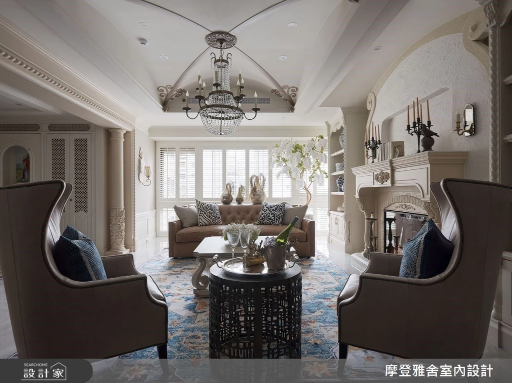 對於強迫症患者而言，能看到對稱且圓滿的畫面就是一件最療癒的事！新古典從工整的線板紋飾到成雙成對的家具、門柱，皆能讓SJ族群感到身心舒暢。 (圖/設計家searchome)