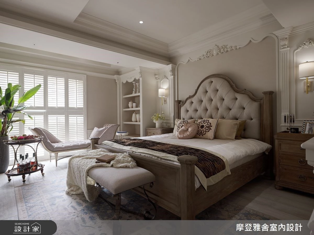 色調與內飾沉穩大方的臥房以釘扣繃布與立面蛇型設計相互呼應，左右兩端的古典壁燈與線板勾勒出均衡的線條。 (圖/設計家searchome)