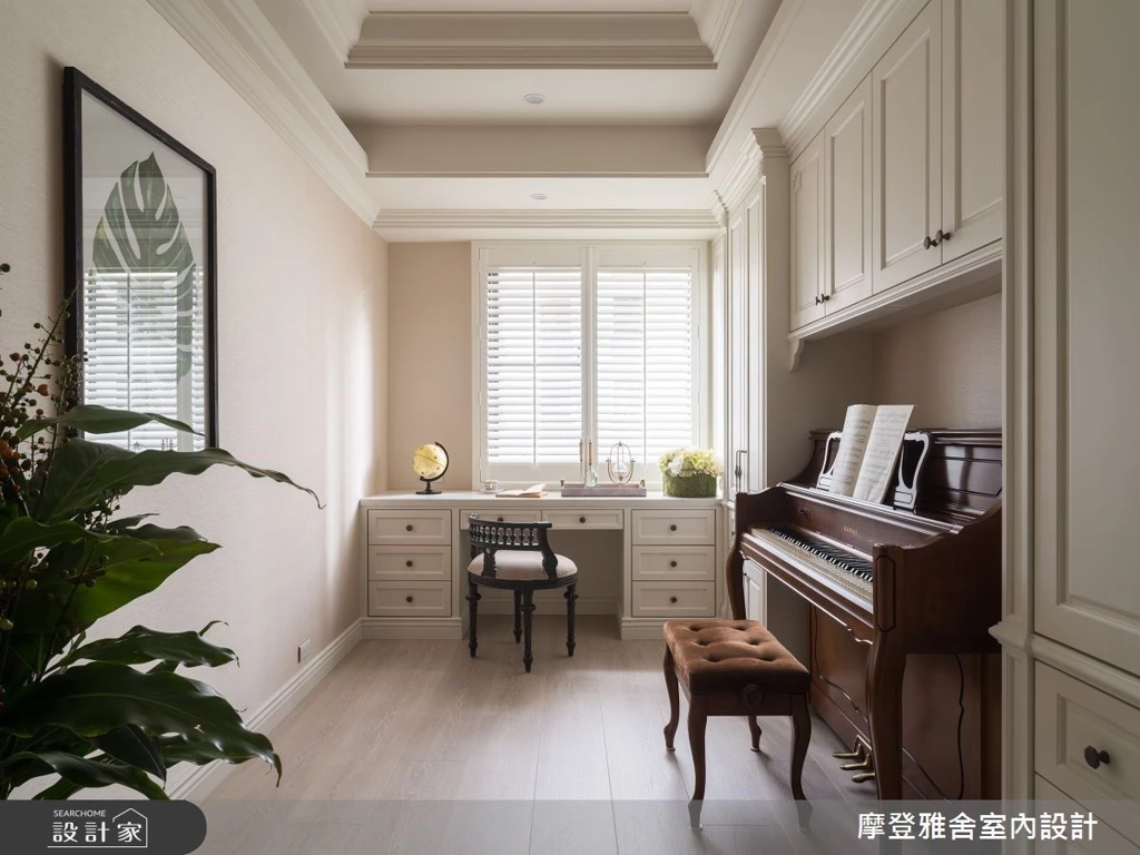 善用立面空間規劃垂直收納，便能打造寬敞通透的居家辦公空間。 (圖/設計家searchome)