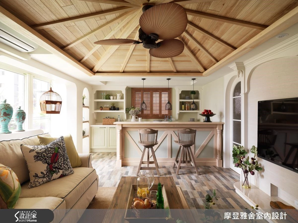 大量運用實木材質、藤編與暖色調的南洋風格，最具標誌性的就是峇里島Villa典型的尖型屋頂與大片風扇，以達到顯著視覺延伸效果。 (圖/設計家searchome)