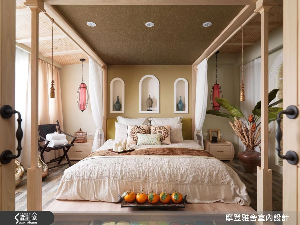 追求與自然和諧共處的南洋風格，在私領域以中式燈籠、壁龕與涼亭式頂帳點綴，使禪味與設計達成平衡。 (圖/設計家searchome)