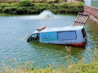 嘉義車禍！救護車出勤挨撞衝落東石魚塭    3人受傷